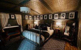 Sheddington Manor - 2 Bedroom Guest House & Cinema